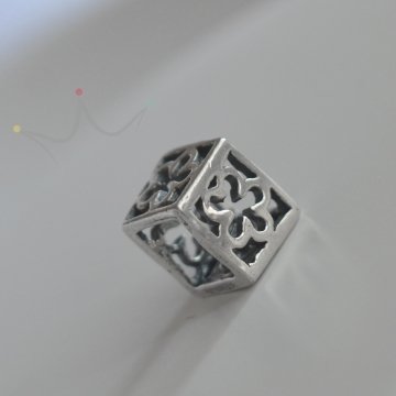 Berloque Separador Cubo Flores Vazadas - Prata