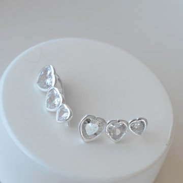 Brinco Earcuff Corações Cravejados - Prata