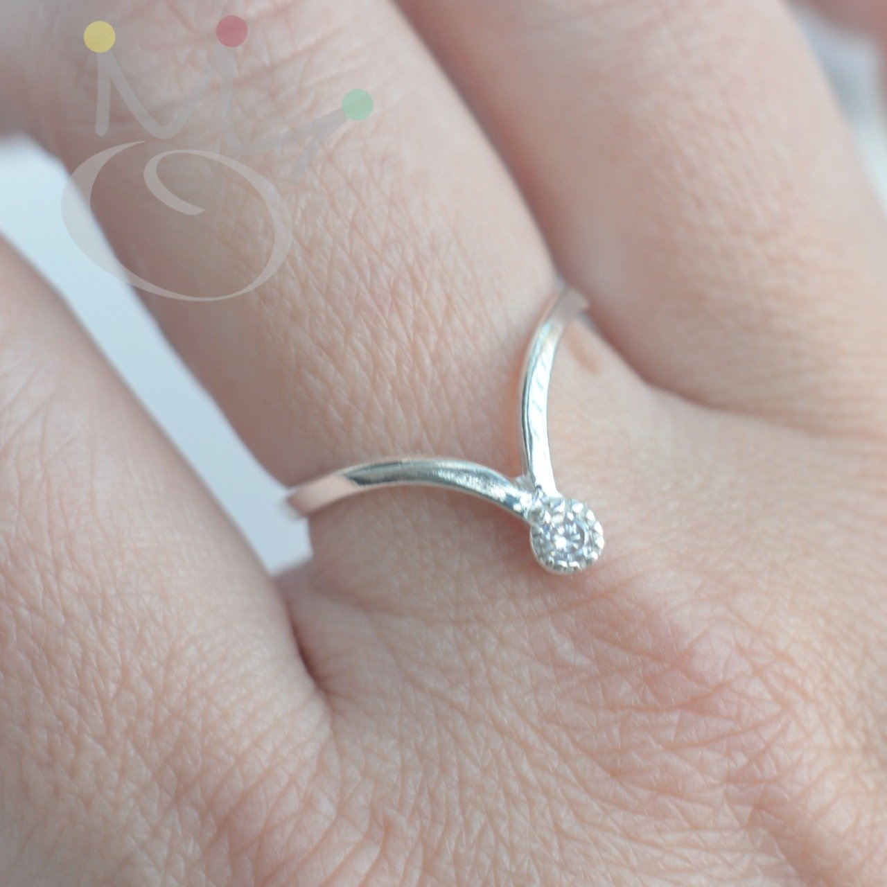 Anel Chevron Ponto de Luz - Prata Anel Chevron Ponto de Luz - Prata