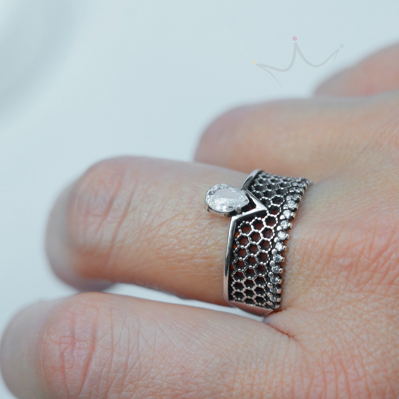 Anel Gota Cravejada Colméia Luxo - Prata Anel Gota Cravejada Colméia Luxo - Prata