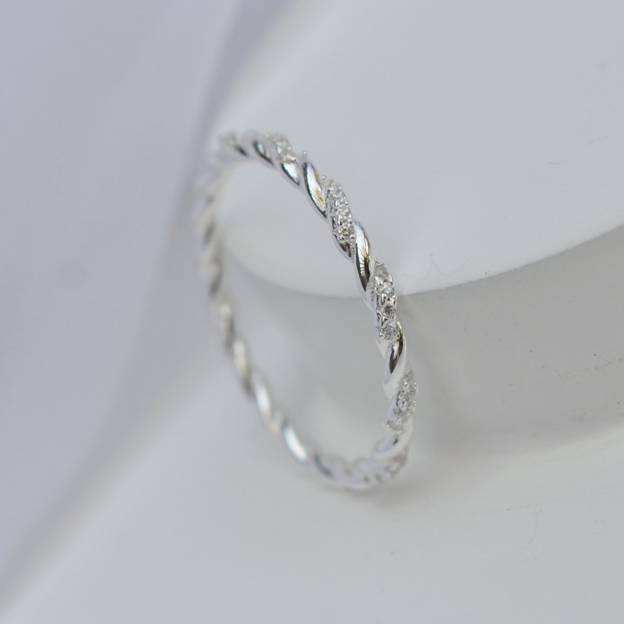 Anel Minimalista Torcido Cravejado - Prata Anel Minimalista Torcido Cravejado - Prata