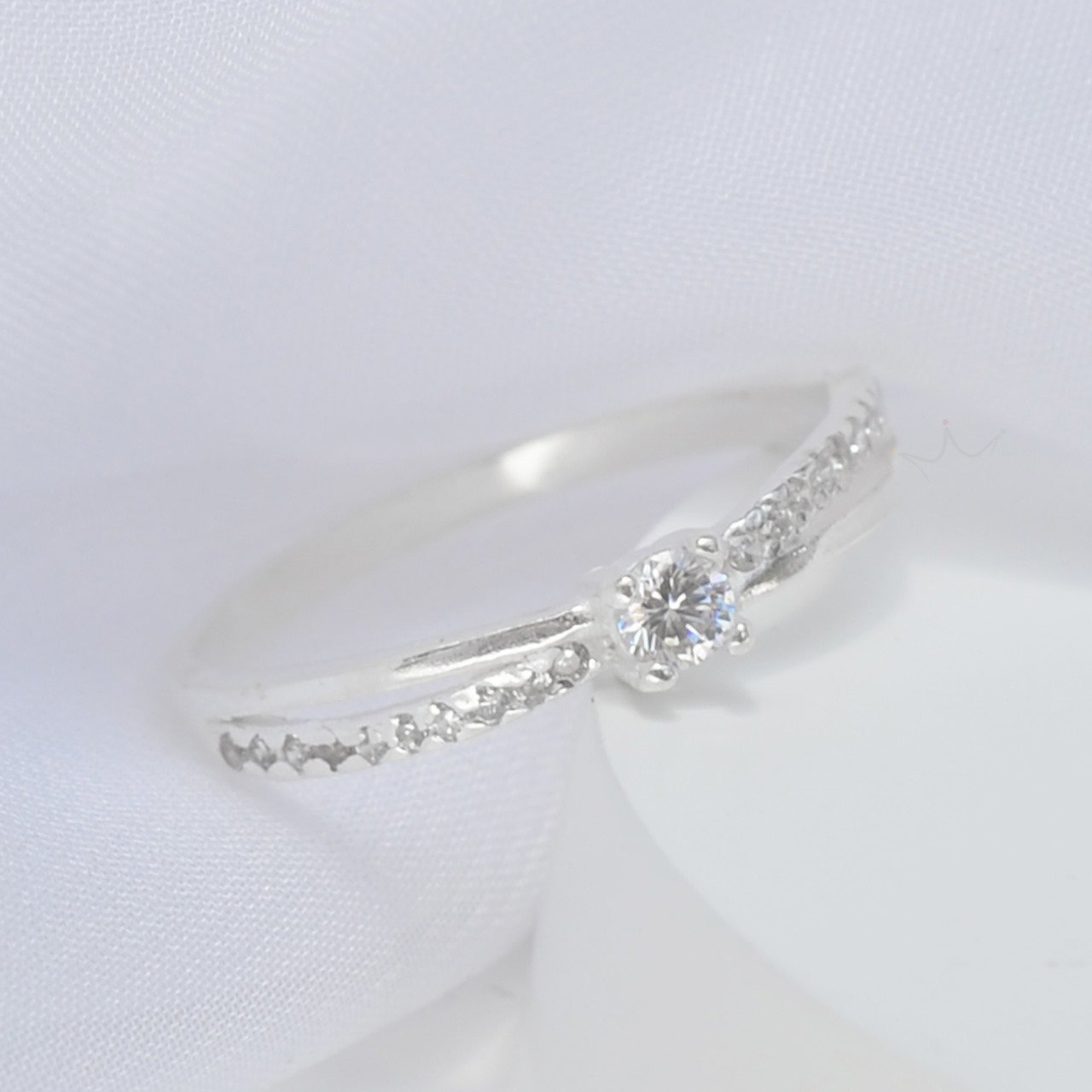 Anel Solitário Meia Aliança Entrelaçada - Prata Anel Solitário Meia Aliança Entrelaçada - Prata