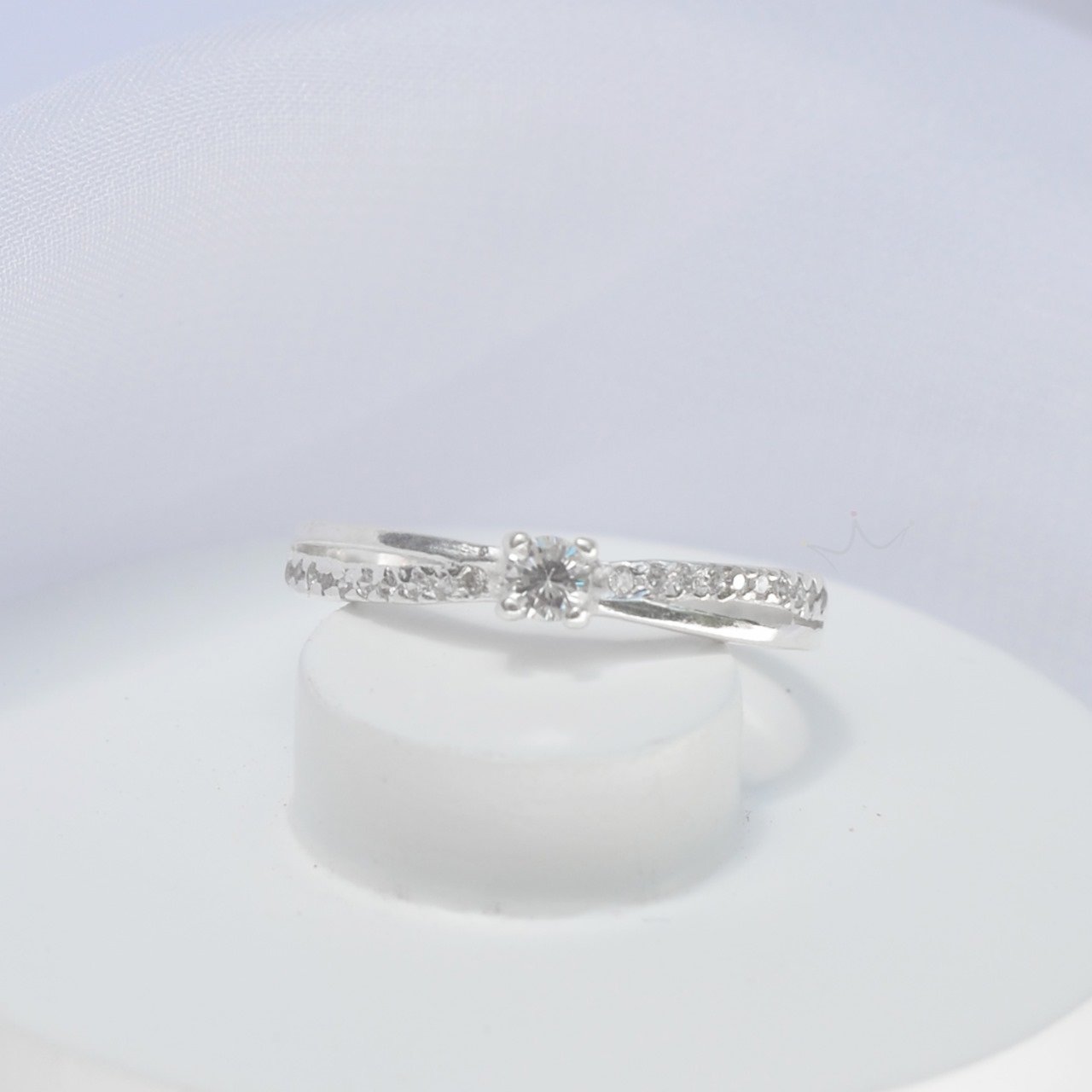 Anel Solitário Meia Aliança Entrelaçada - Prata Anel Solitário Meia Aliança Entrelaçada - Prata