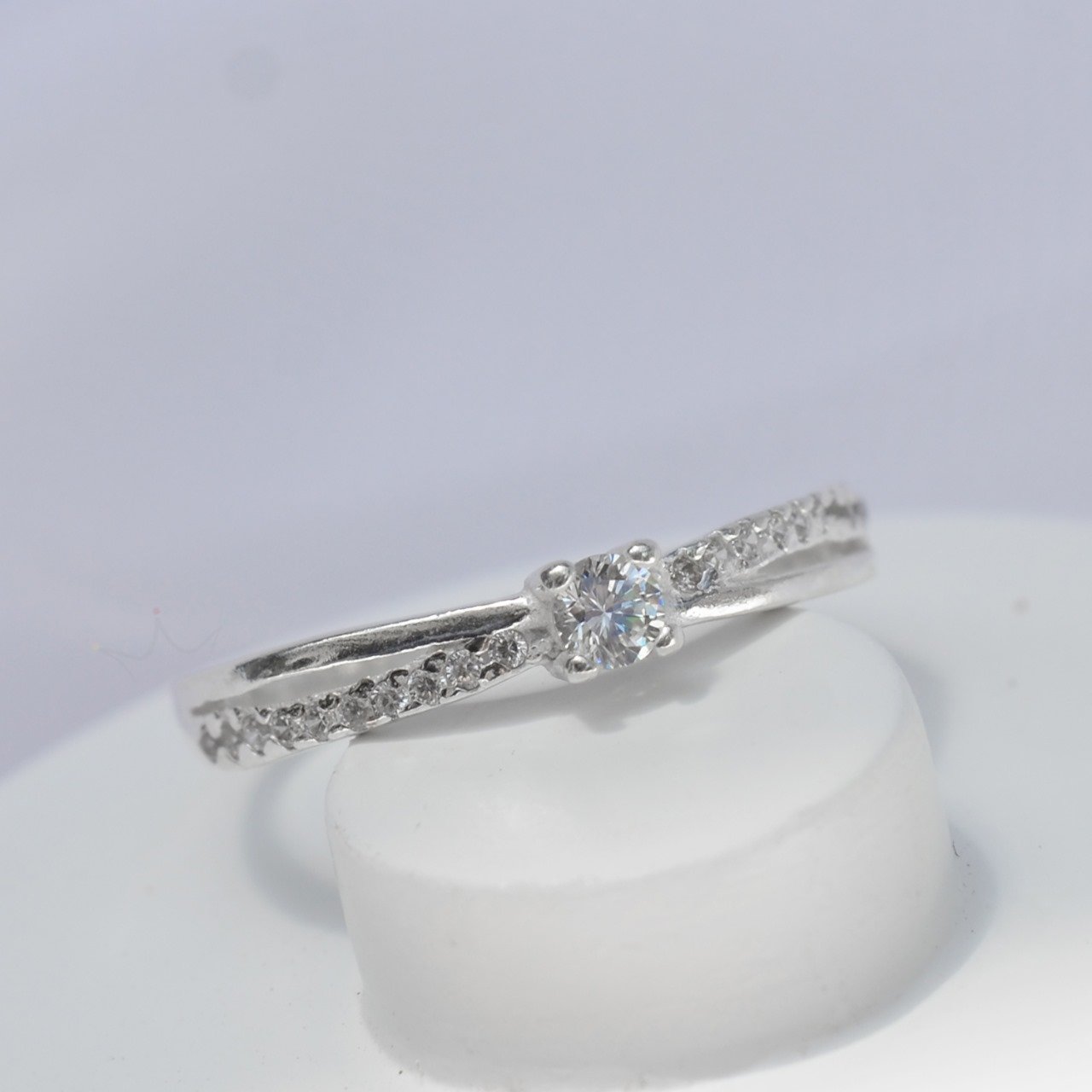 Anel Solitário Meia Aliança Entrelaçada - Prata Anel Solitário Meia Aliança Entrelaçada - Prata