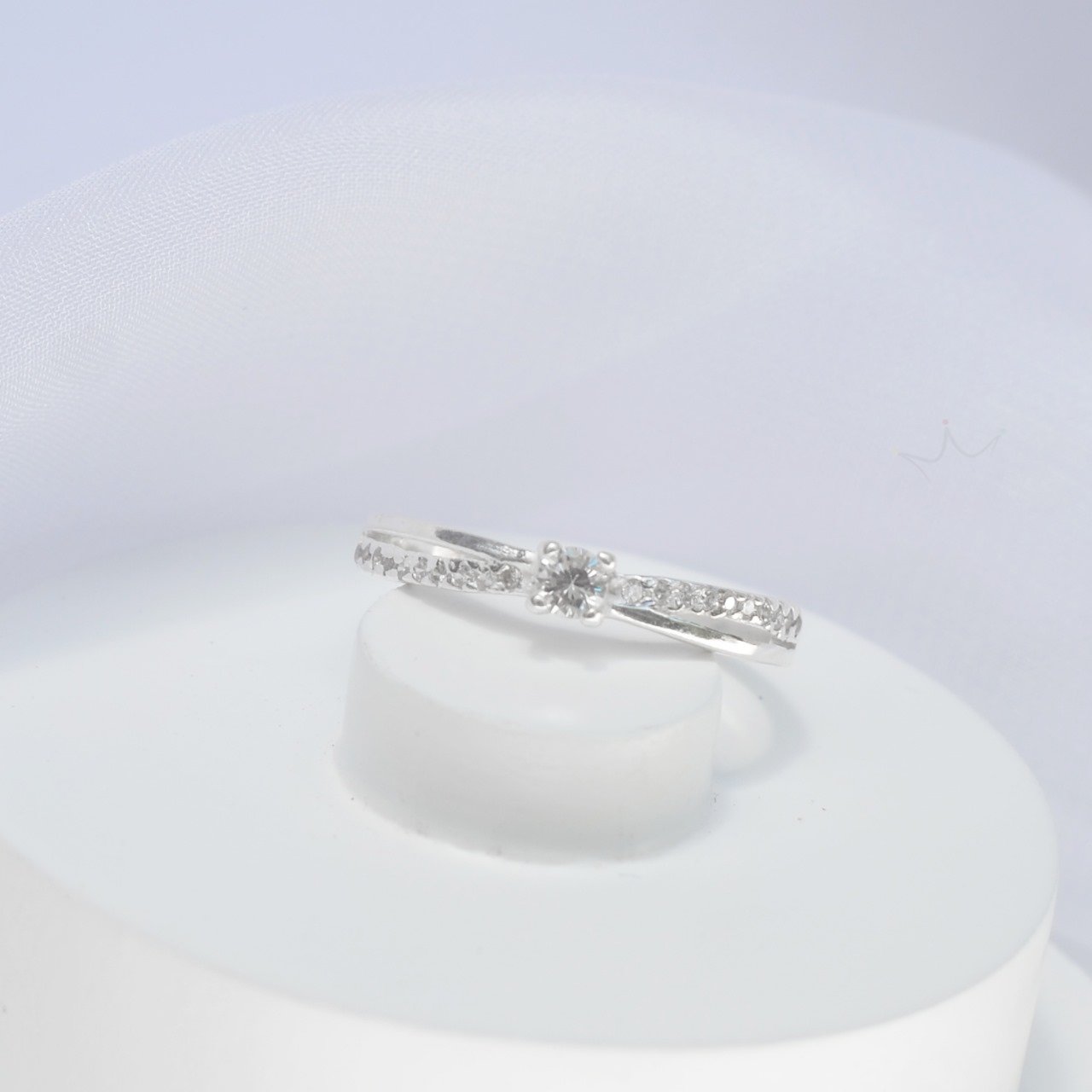 Anel Solitário Meia Aliança Entrelaçada - Prata Anel Solitário Meia Aliança Entrelaçada - Prata