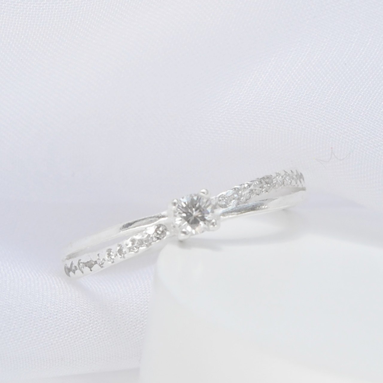 Anel Solitário Meia Aliança Entrelaçada - Prata Anel Solitário Meia Aliança Entrelaçada - Prata