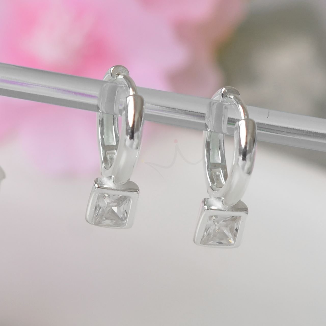 Brinco Argola Sakura Ponto de Luz Fixo Quadrado - Prata Brinco Argola Sakura Ponto de Luz Fixo Quadrado - Prata