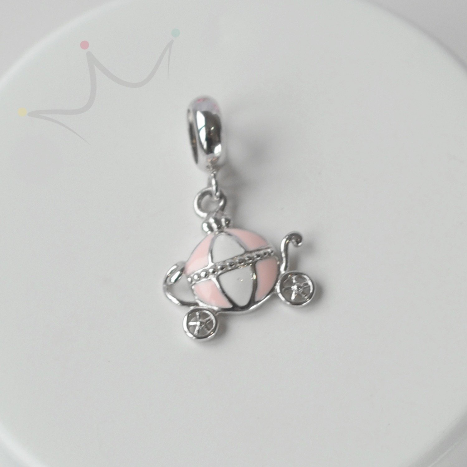 Berloque Carruagem Esmaltada Rosa - Prata Berloque Carruagem Esmaltada Rosa - Prata