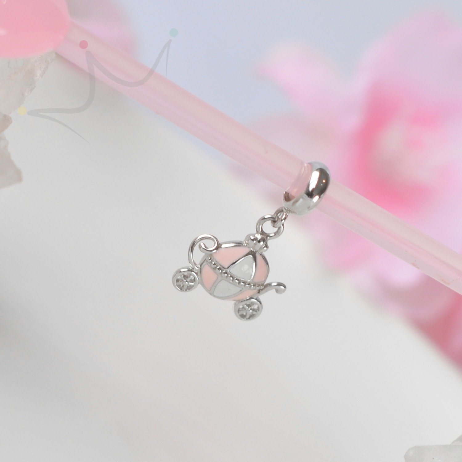 Berloque Carruagem Esmaltada Rosa - Prata Berloque Carruagem Esmaltada Rosa - Prata