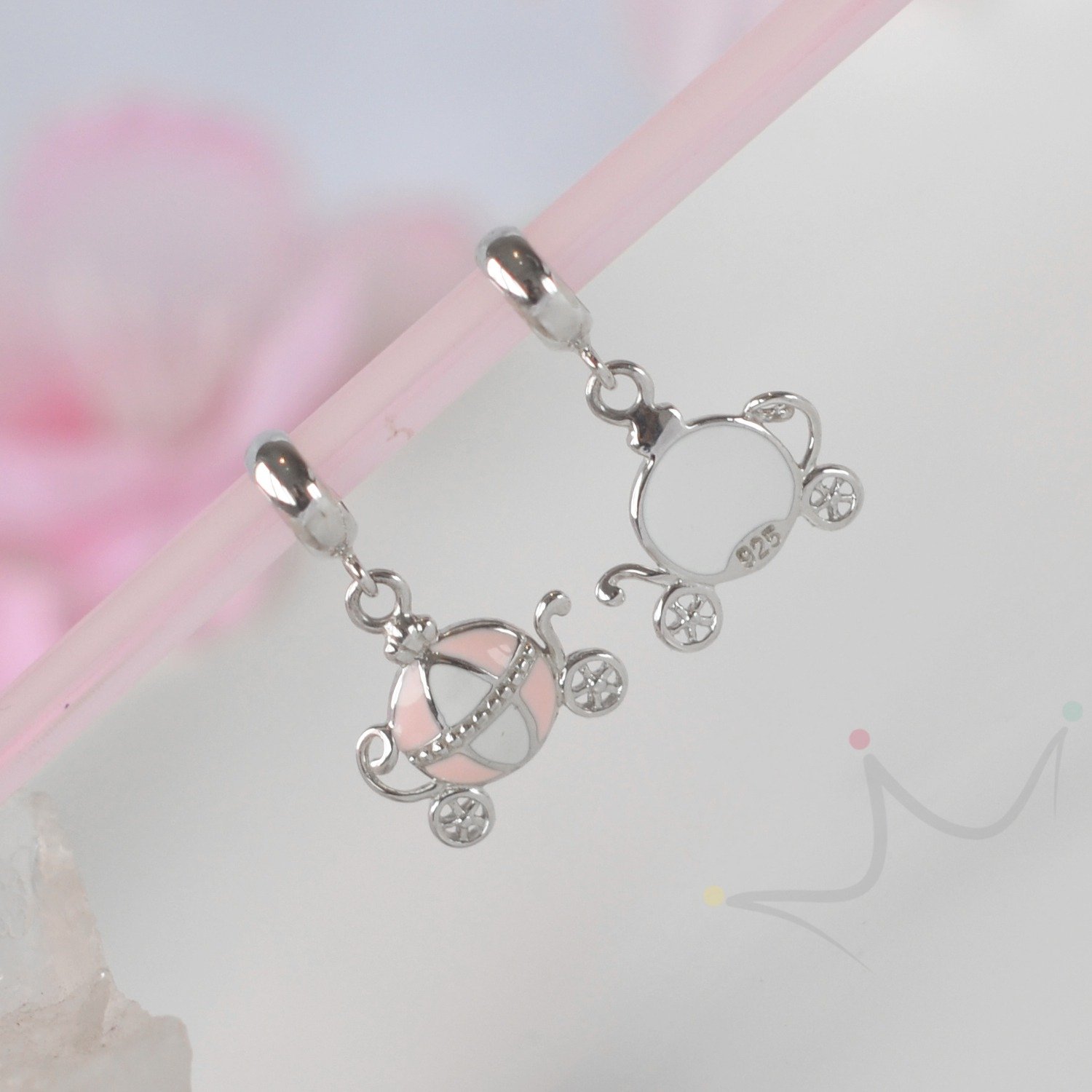 Berloque Carruagem Esmaltada Rosa - Prata Berloque Carruagem Esmaltada Rosa - Prata