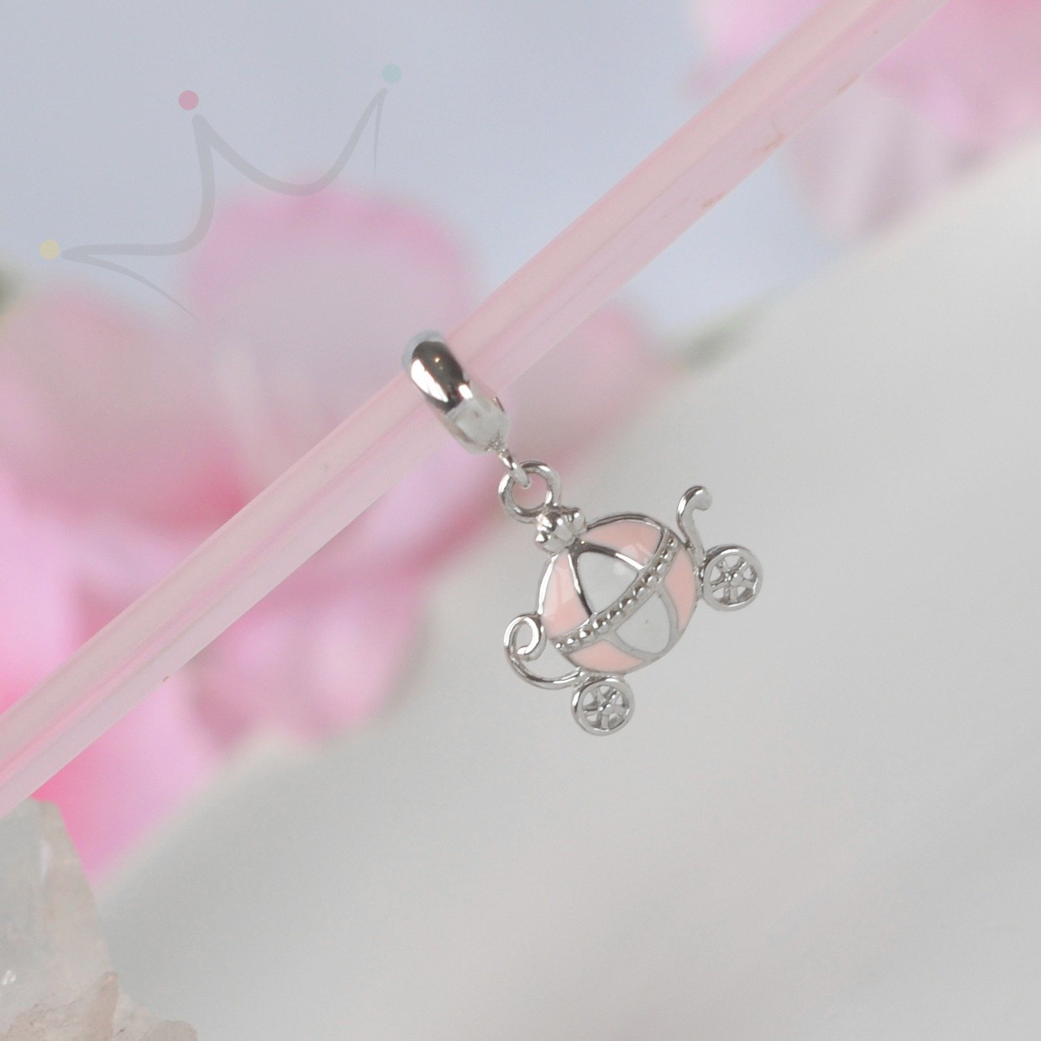 Berloque Carruagem Esmaltada Rosa - Prata Berloque Carruagem Esmaltada Rosa - Prata