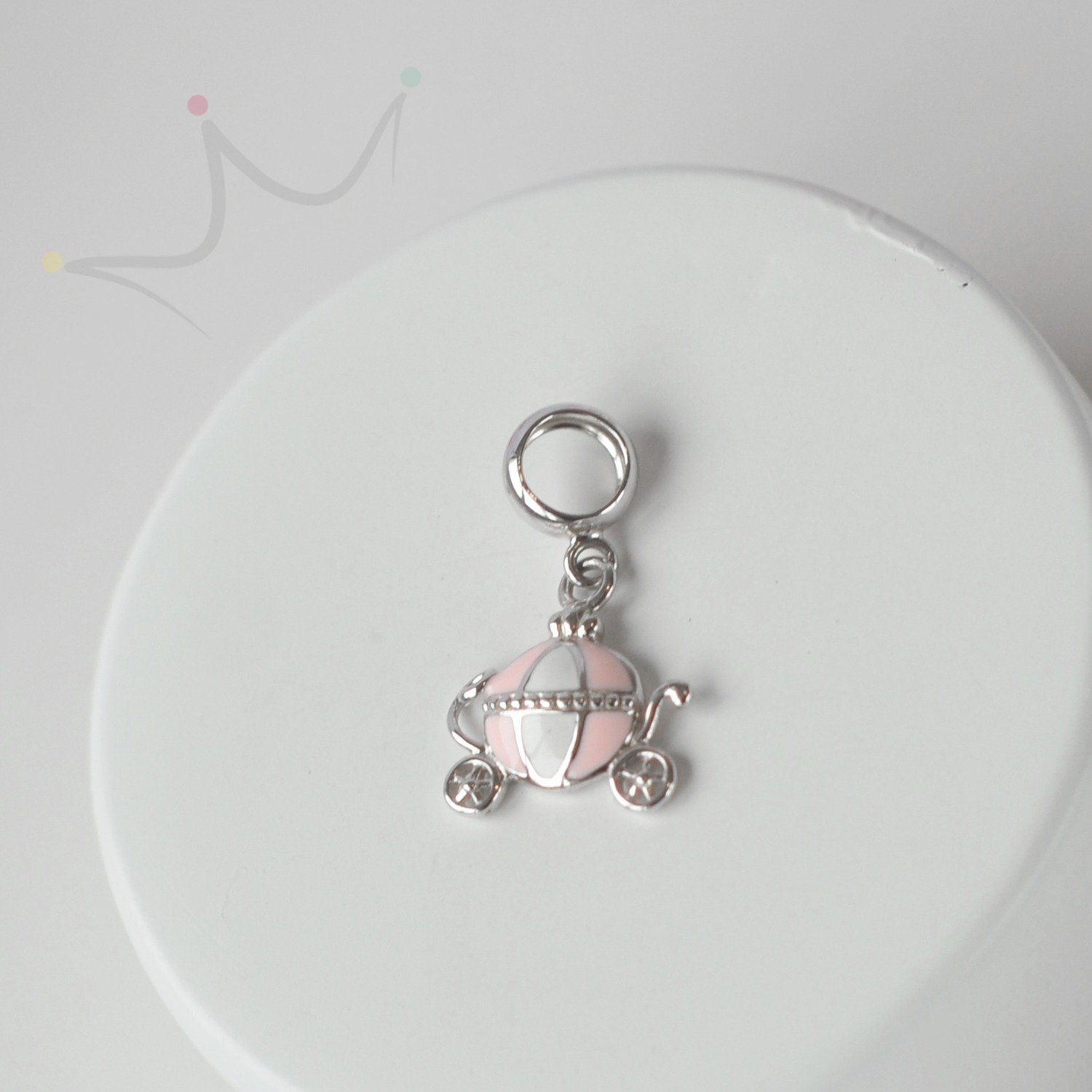 Berloque Carruagem Esmaltada Rosa - Prata Berloque Carruagem Esmaltada Rosa - Prata