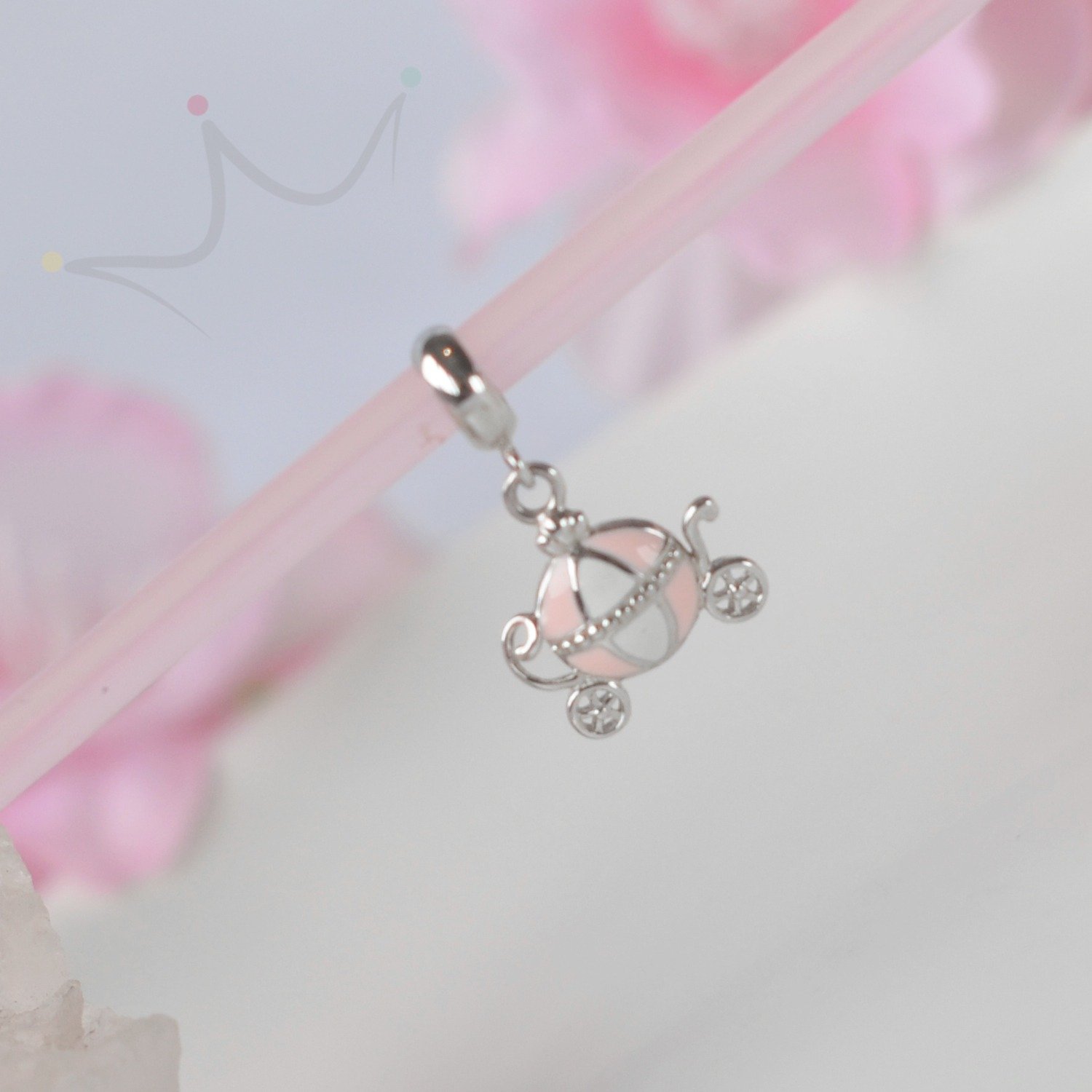 Berloque Carruagem Esmaltada Rosa - Prata Berloque Carruagem Esmaltada Rosa - Prata