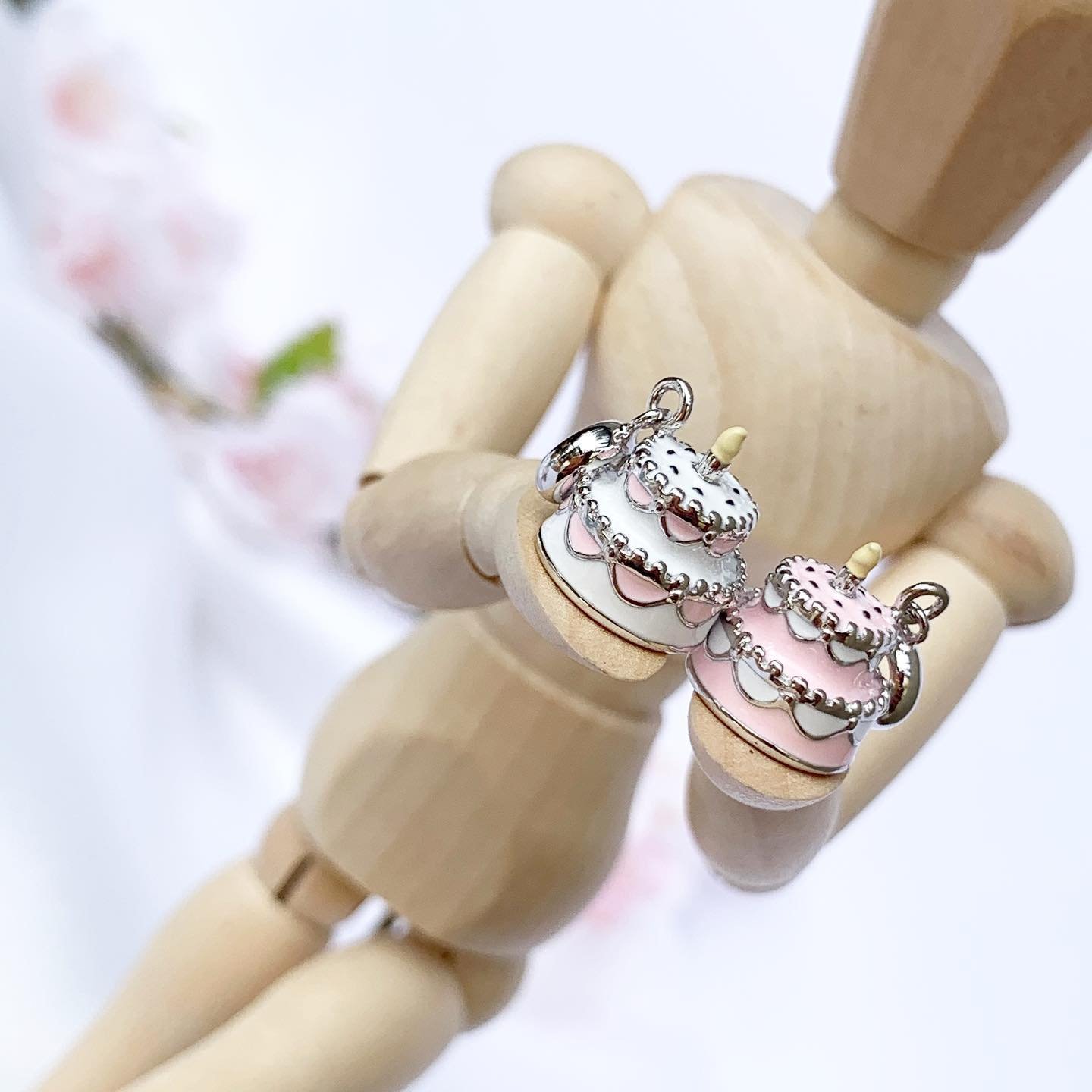 Berloque Cute Bolo Dois Andares Branco - Prata Berloque Cute Bolo Dois Andares Branco - Prata