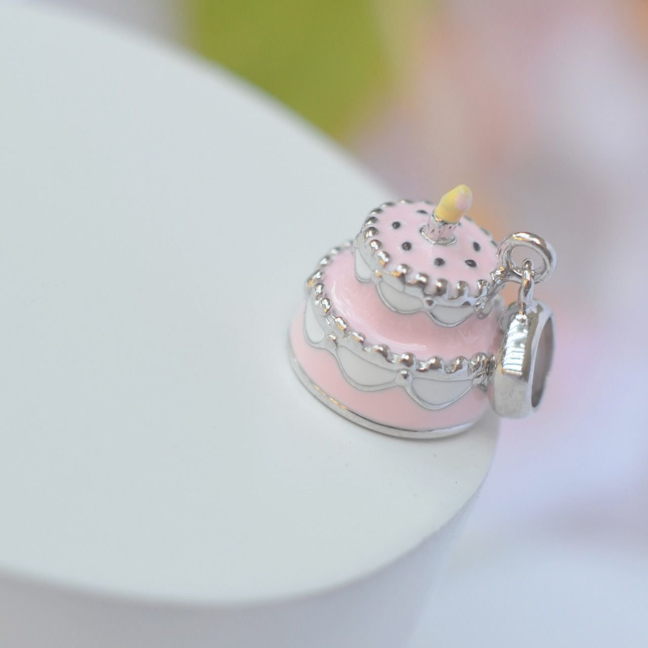 Berloque Cute Bolo Dois Andares Branco - Prata Berloque Cute Bolo Dois Andares Branco - Prata