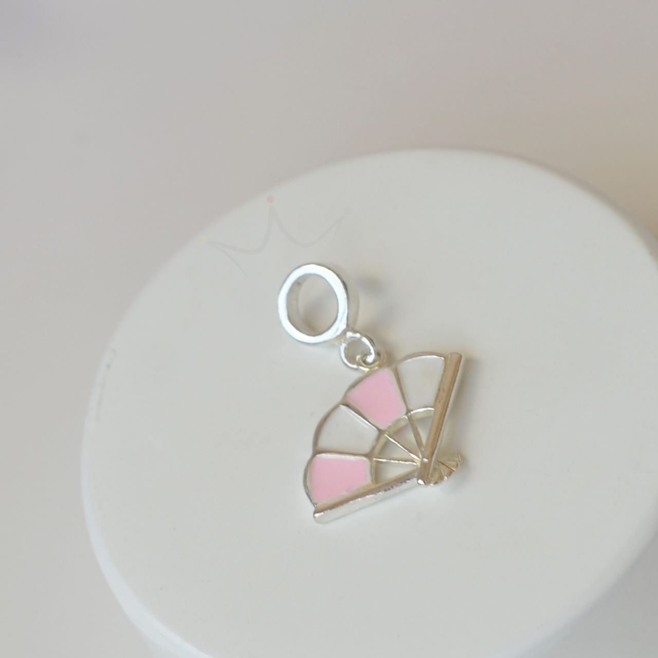 Berloque Sakura Leque Esmaltado Rosa e Branco - Prata Berloque Sakura Leque Esmaltado Rosa e Branco - Prata