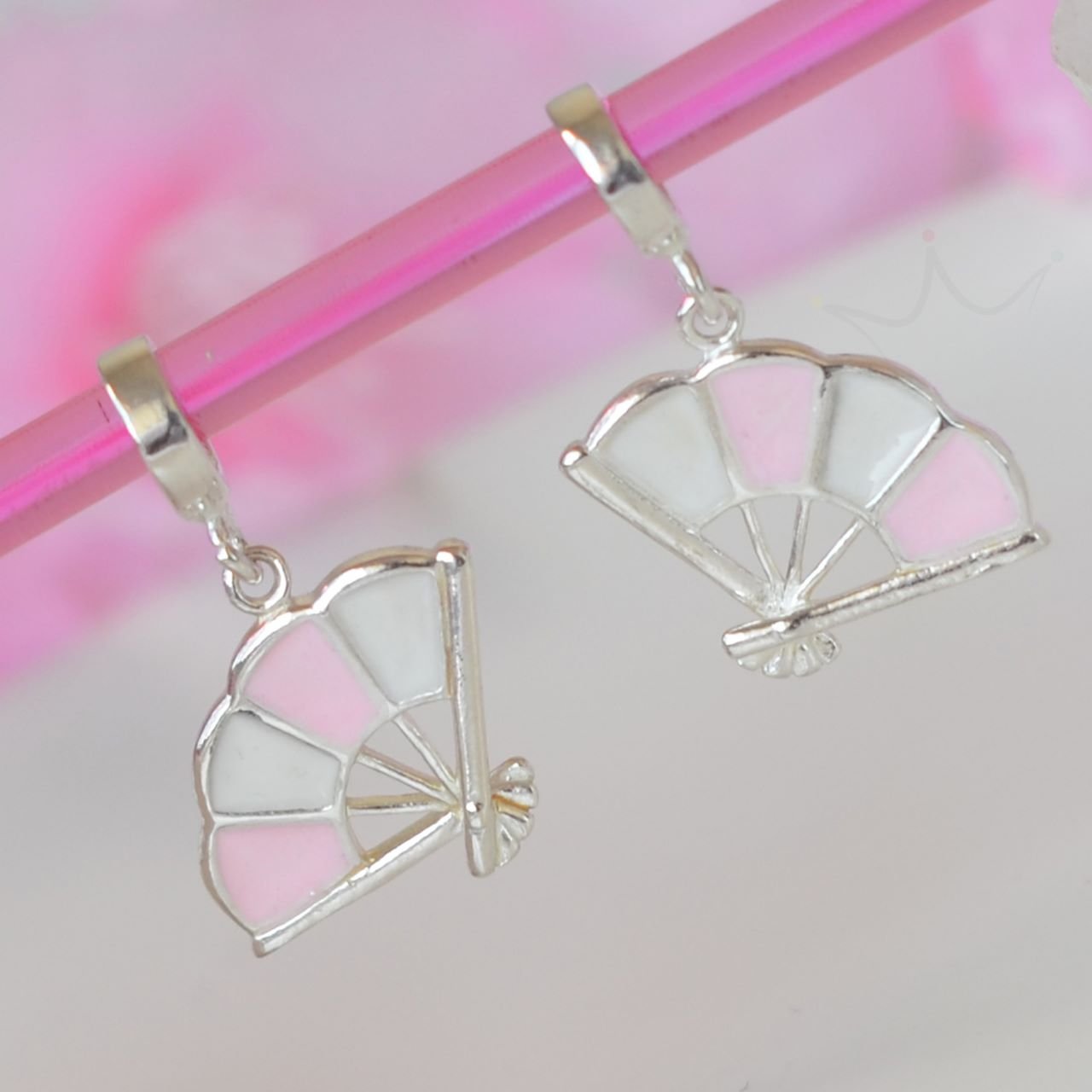 Berloque Sakura Leque Esmaltado Rosa e Branco - Prata Berloque Sakura Leque Esmaltado Rosa e Branco - Prata