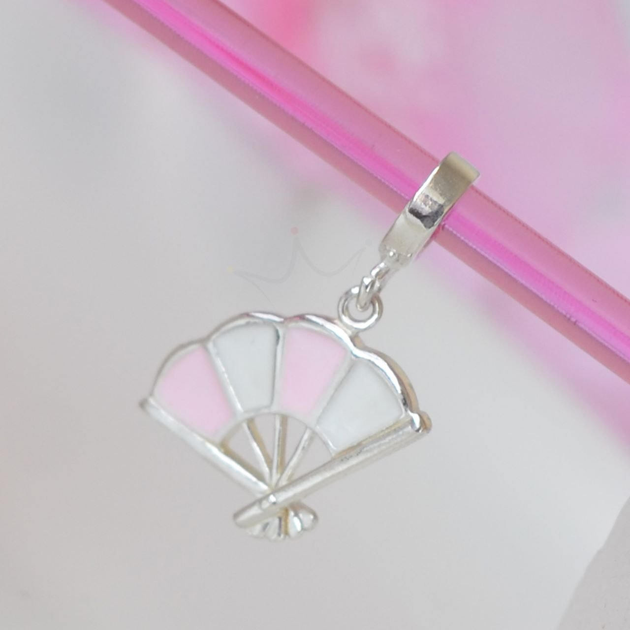 Berloque Sakura Leque Esmaltado Rosa e Branco - Prata Berloque Sakura Leque Esmaltado Rosa e Branco - Prata