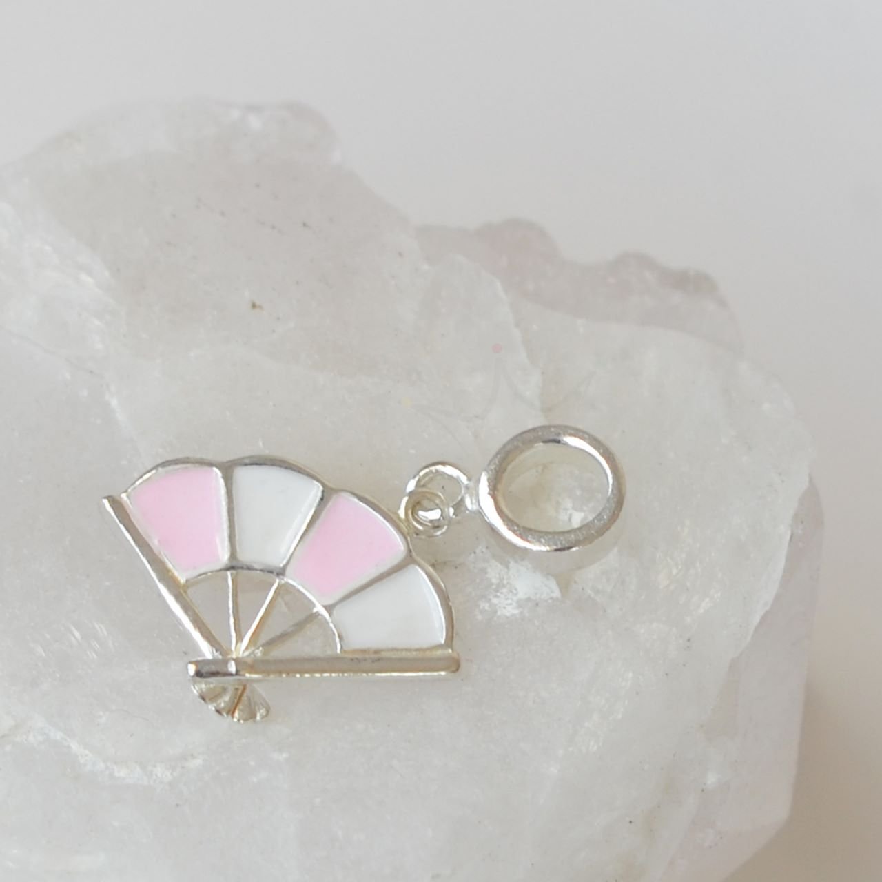 Berloque Sakura Leque Esmaltado Rosa e Branco - Prata Berloque Sakura Leque Esmaltado Rosa e Branco - Prata