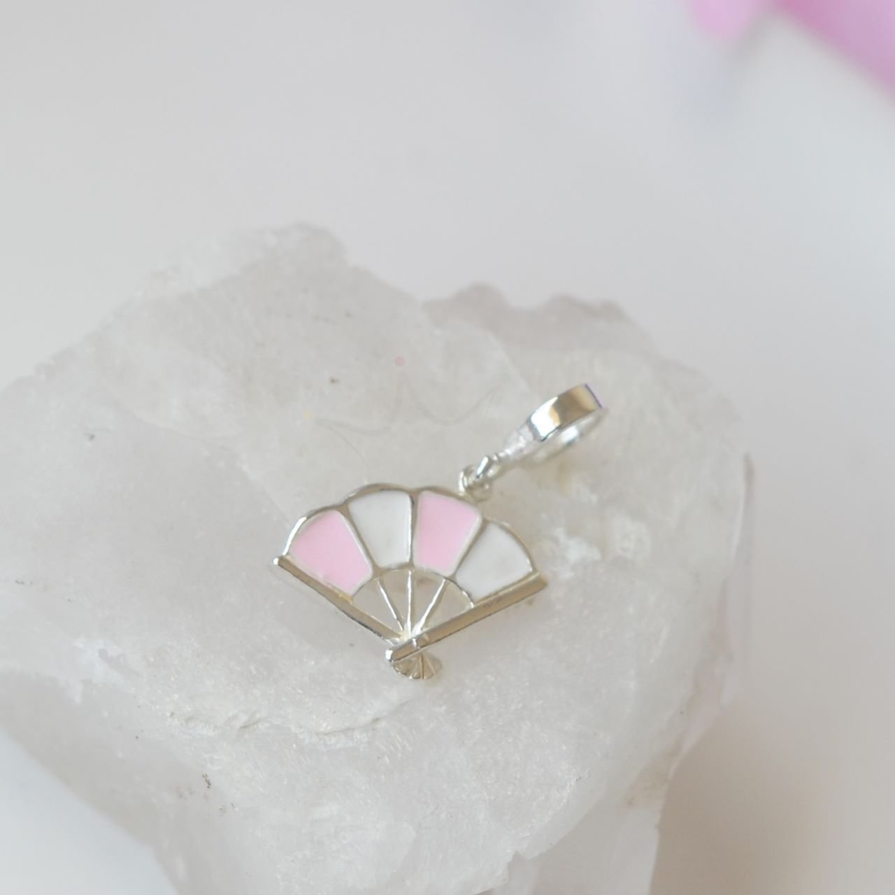 Berloque Sakura Leque Esmaltado Rosa e Branco - Prata Berloque Sakura Leque Esmaltado Rosa e Branco - Prata