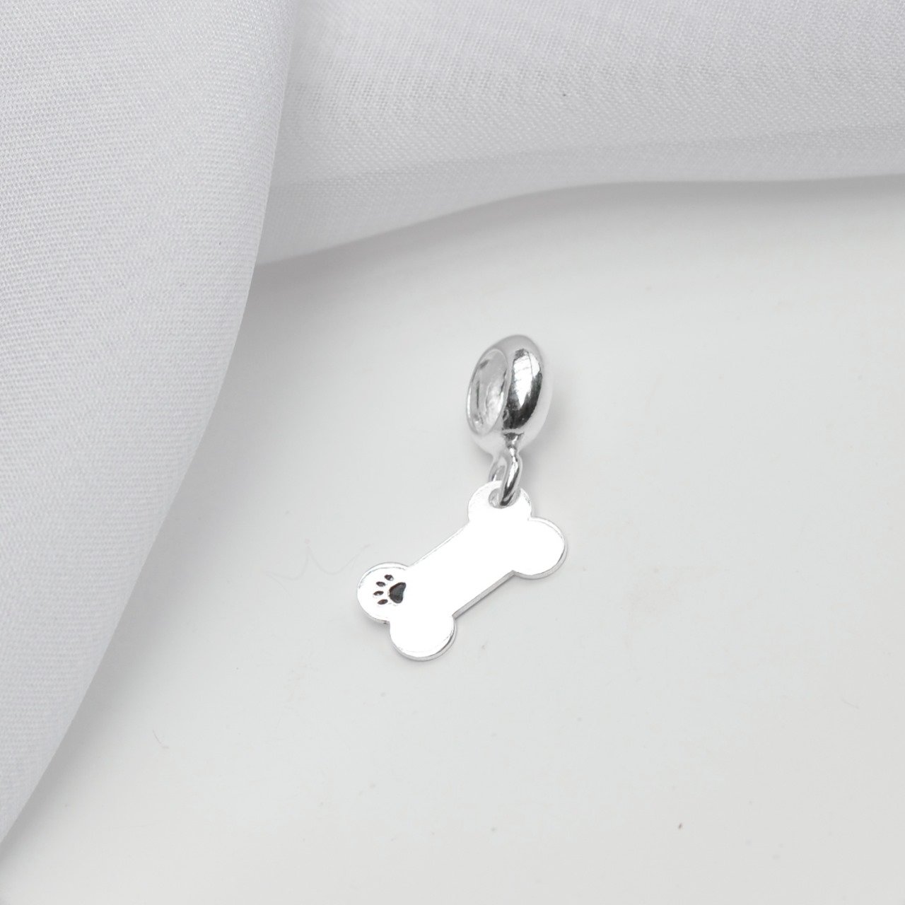 Berloque Osso Liso com Patinha Esmaltada - Prata Berloque Osso Liso com Patinha Esmaltada - Prata