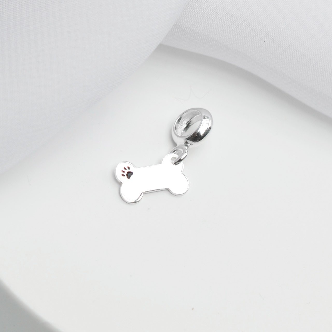 Berloque Osso Liso com Patinha Esmaltada - Prata Berloque Osso Liso com Patinha Esmaltada - Prata