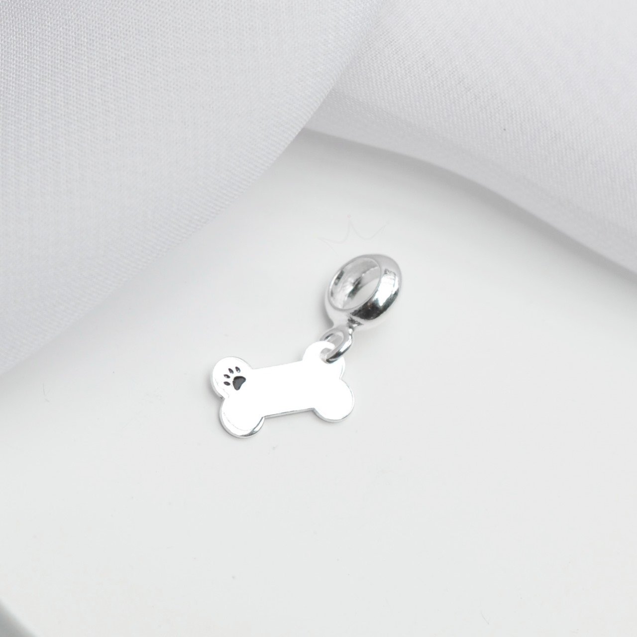 Berloque Osso Liso com Patinha Esmaltada - Prata Berloque Osso Liso com Patinha Esmaltada - Prata