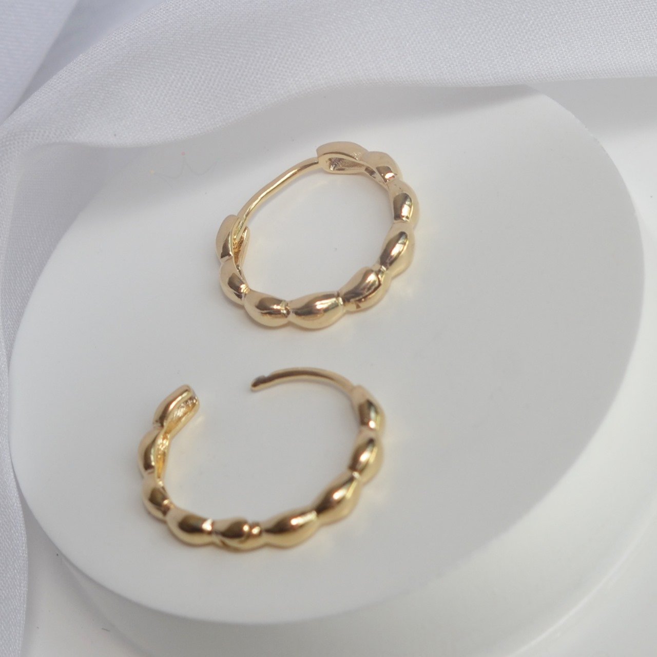 Brinco Argola Sakura Gomos - Semijoia Brinco Argola Sakura Gomos - Semijoia