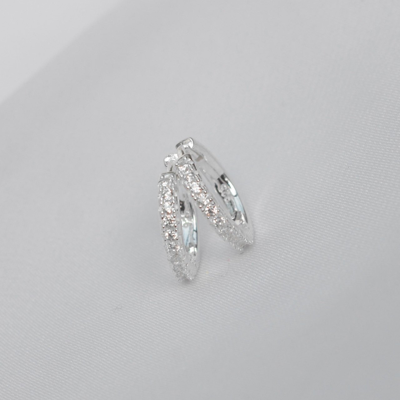 Brinco Argolinha Fina Cravejada 1cm - Prata Brinco Argolinha Fina Cravejada 1cm - Prata