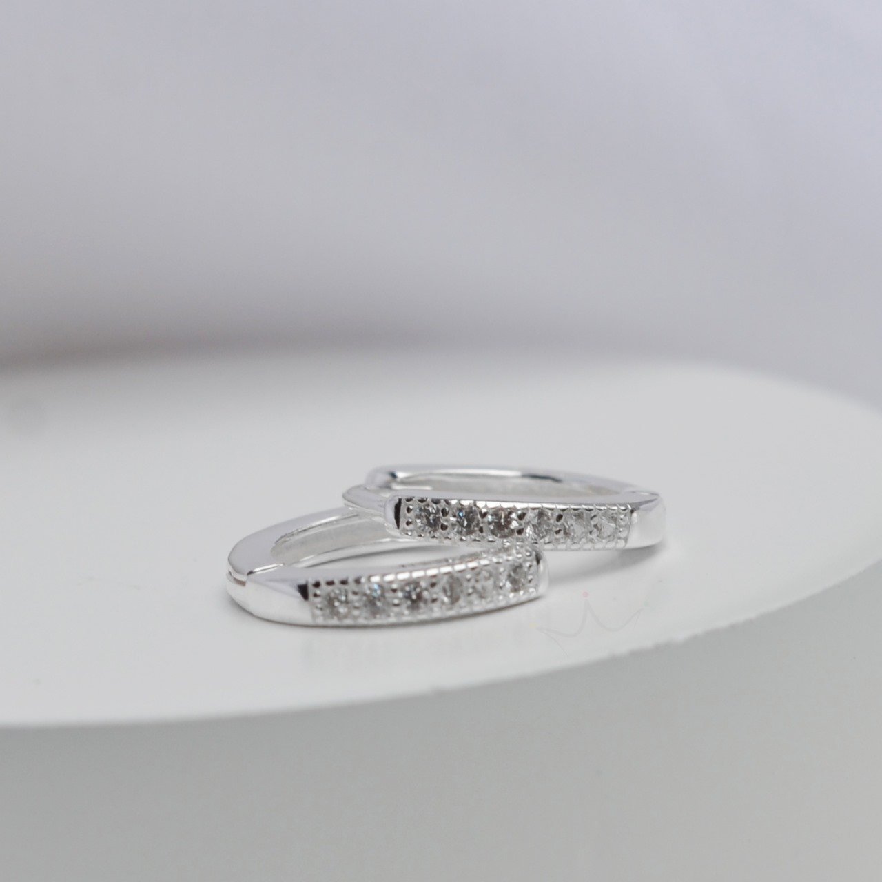 Brinco Argolinha Fina Cravejada 1cm - Prata Brinco Argolinha Fina Cravejada 1cm - Prata