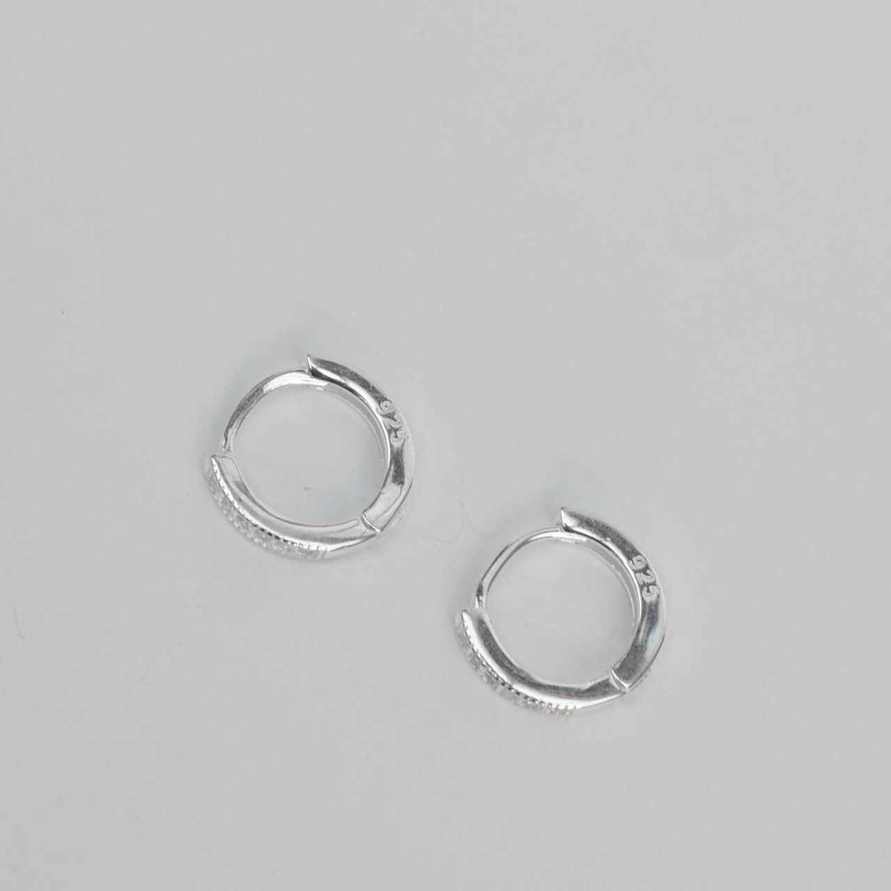 Brinco Argolinha Fina Cravejada 1cm - Prata Brinco Argolinha Fina Cravejada 1cm - Prata