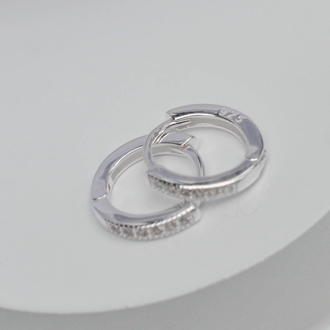 Brinco Argolinha Fina Cravejada 1cm - Prata Brinco Argolinha Fina Cravejada 1cm - Prata