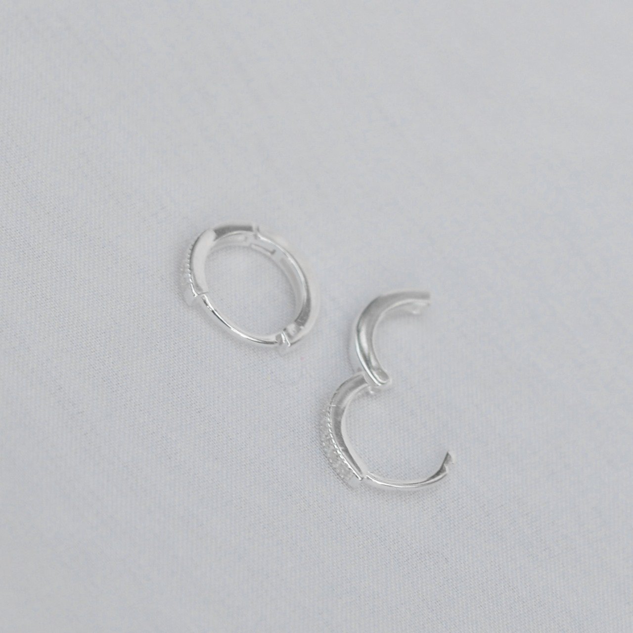 Brinco Argolinha Fina Cravejada 1cm - Prata Brinco Argolinha Fina Cravejada 1cm - Prata