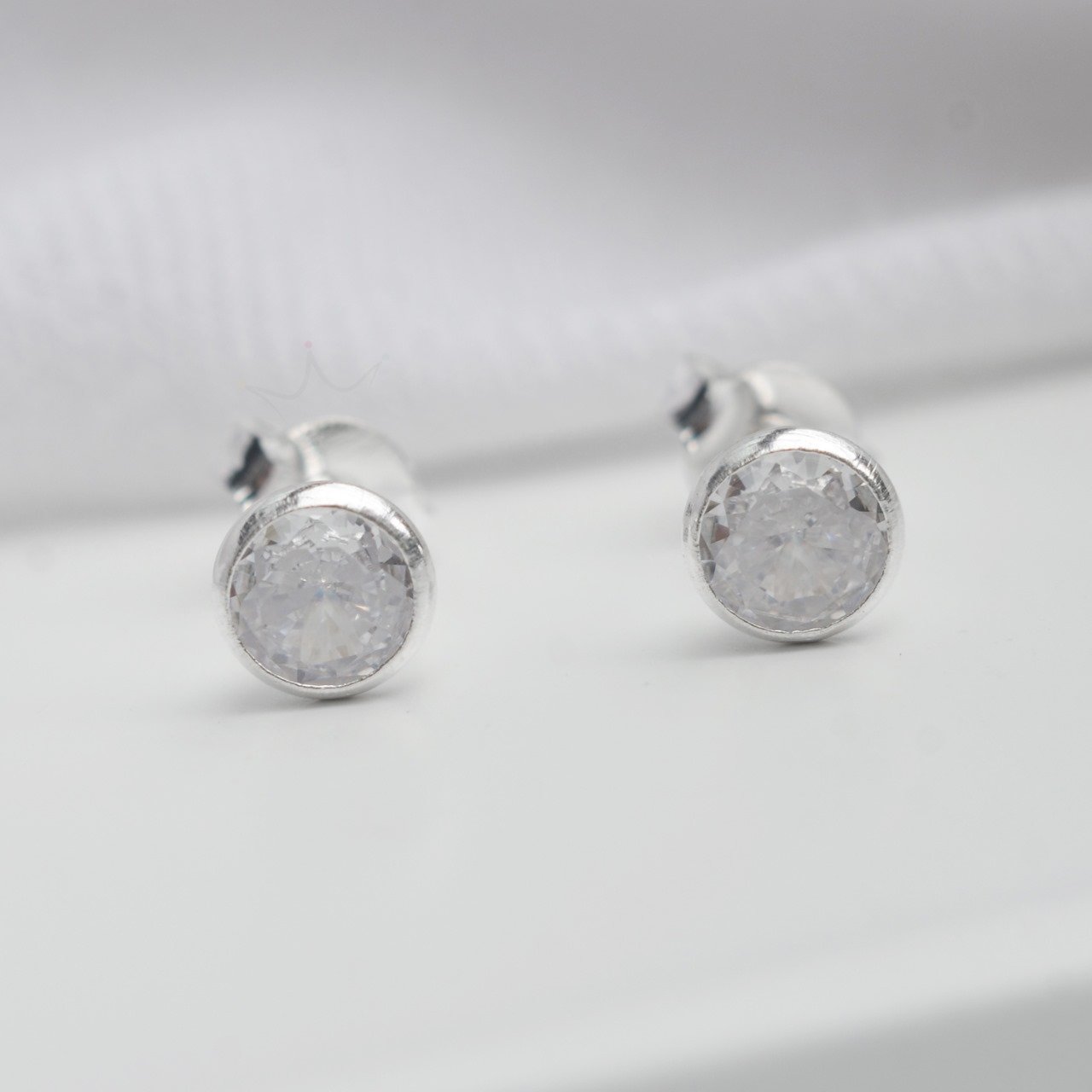 Brinco Circulo Cravejado 5mm- Prata Brinco Circulo Cravejado 5mm- Prata