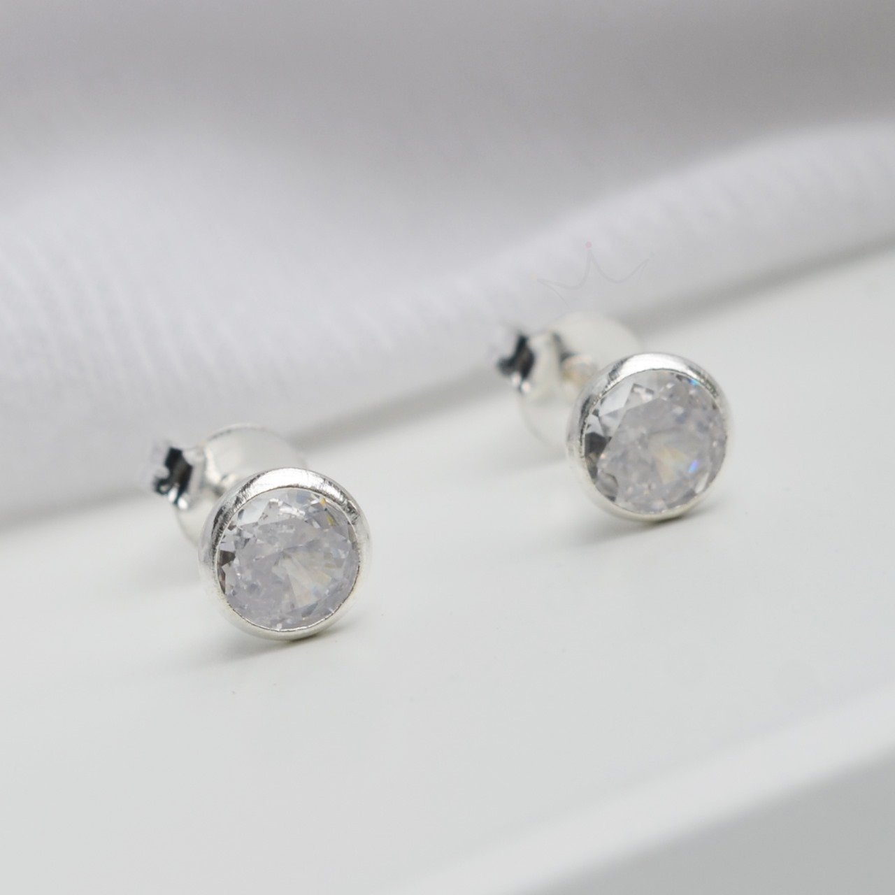 Brinco Circulo Cravejado 5mm- Prata Brinco Circulo Cravejado 5mm- Prata