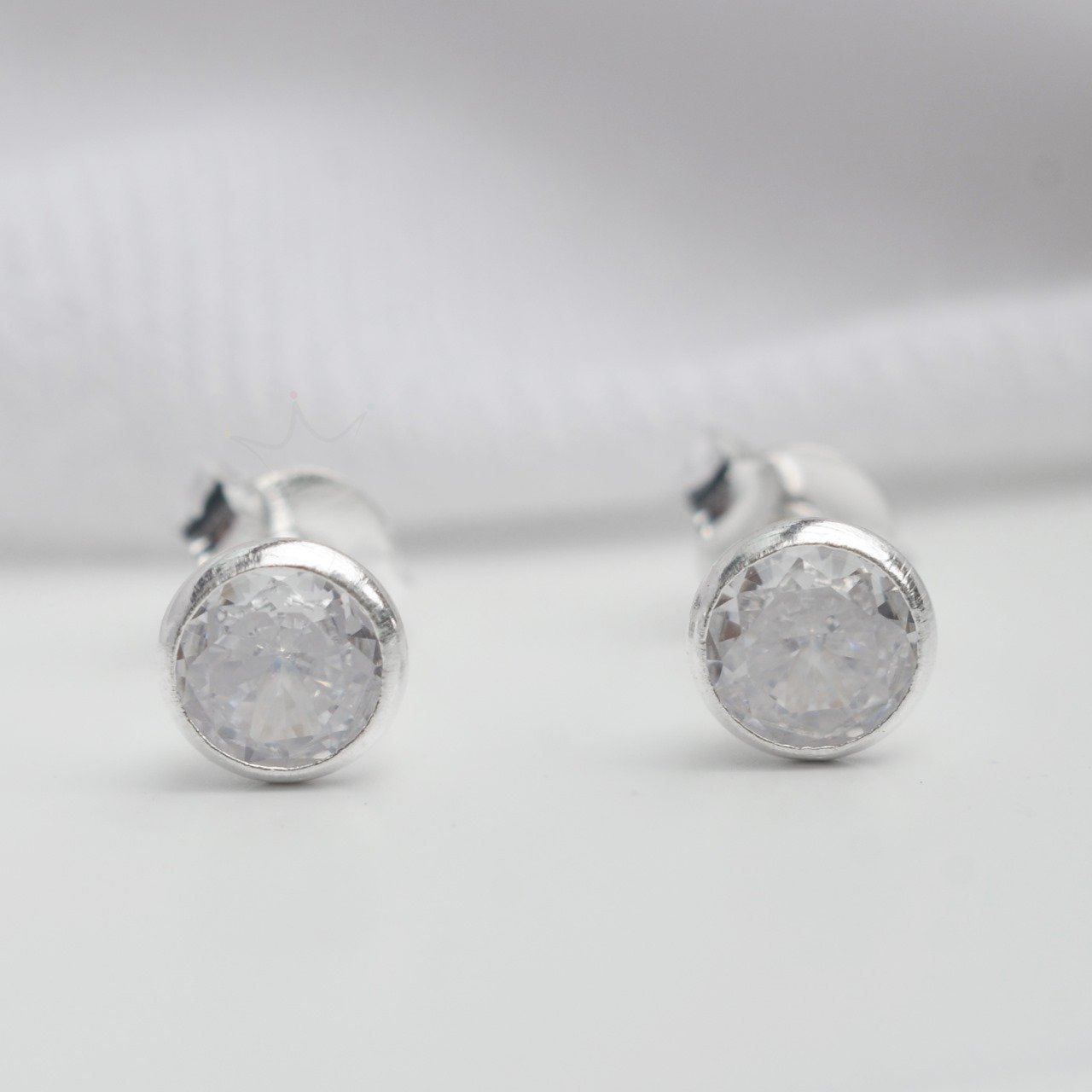 Brinco Circulo Cravejado 5mm- Prata Brinco Circulo Cravejado 5mm- Prata