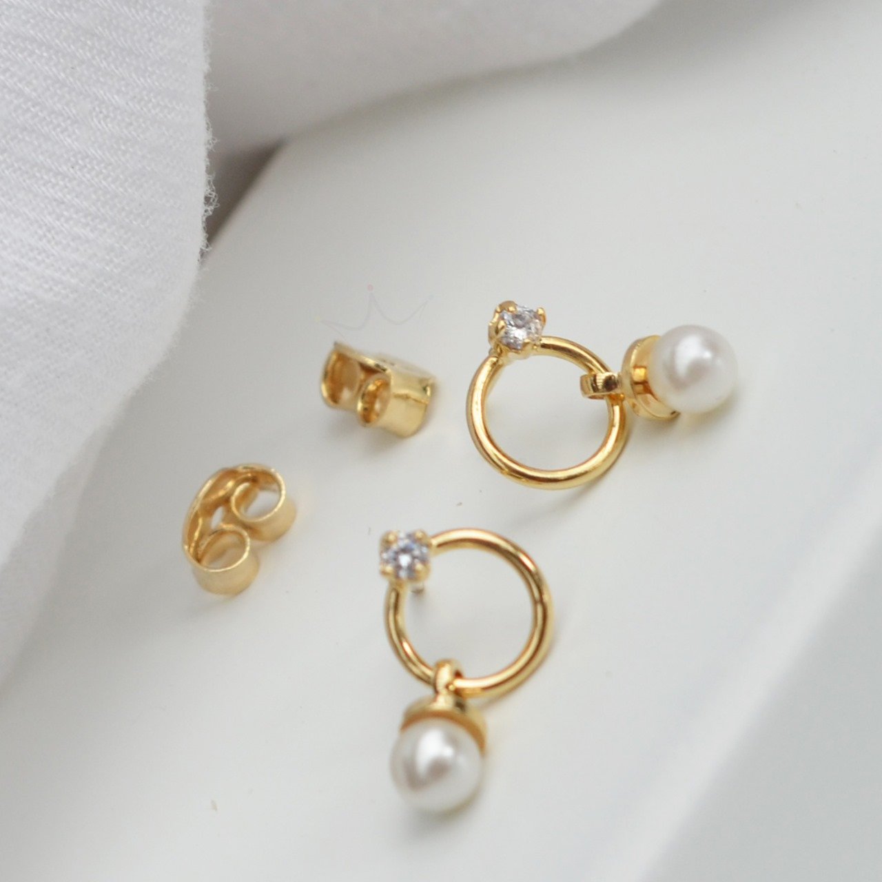 Brinco Círculo Pedrinha e Perola Pendente - Semijoia Brinco Círculo Pedrinha e Perola Pendente - Semijoia