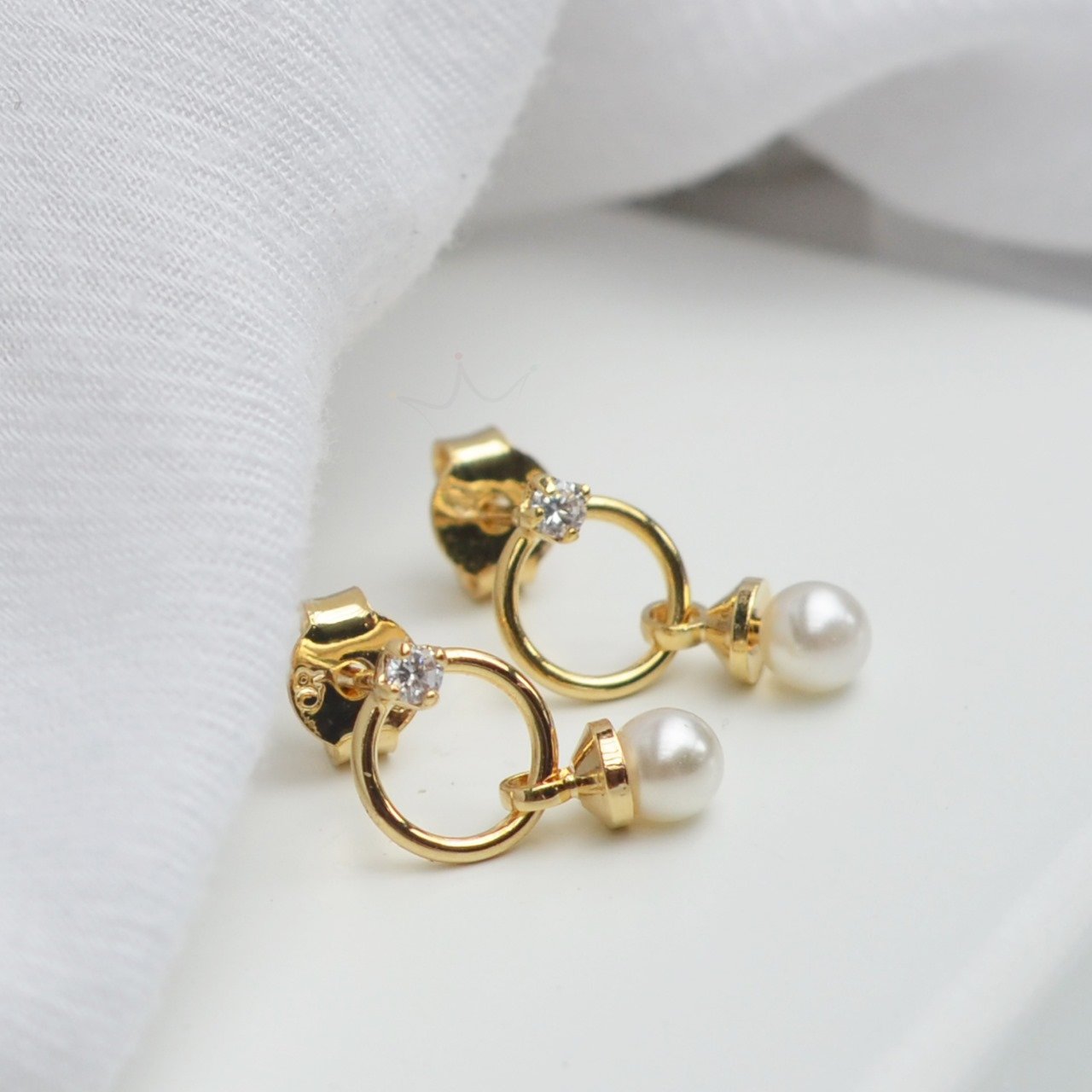 Brinco Círculo Pedrinha e Perola Pendente - Semijoia Brinco Círculo Pedrinha e Perola Pendente - Semijoia