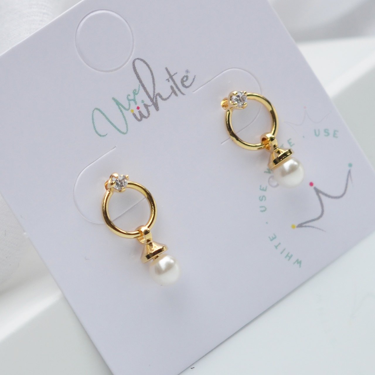 Brinco Círculo Pedrinha e Perola Pendente - Semijoia Brinco Círculo Pedrinha e Perola Pendente - Semijoia