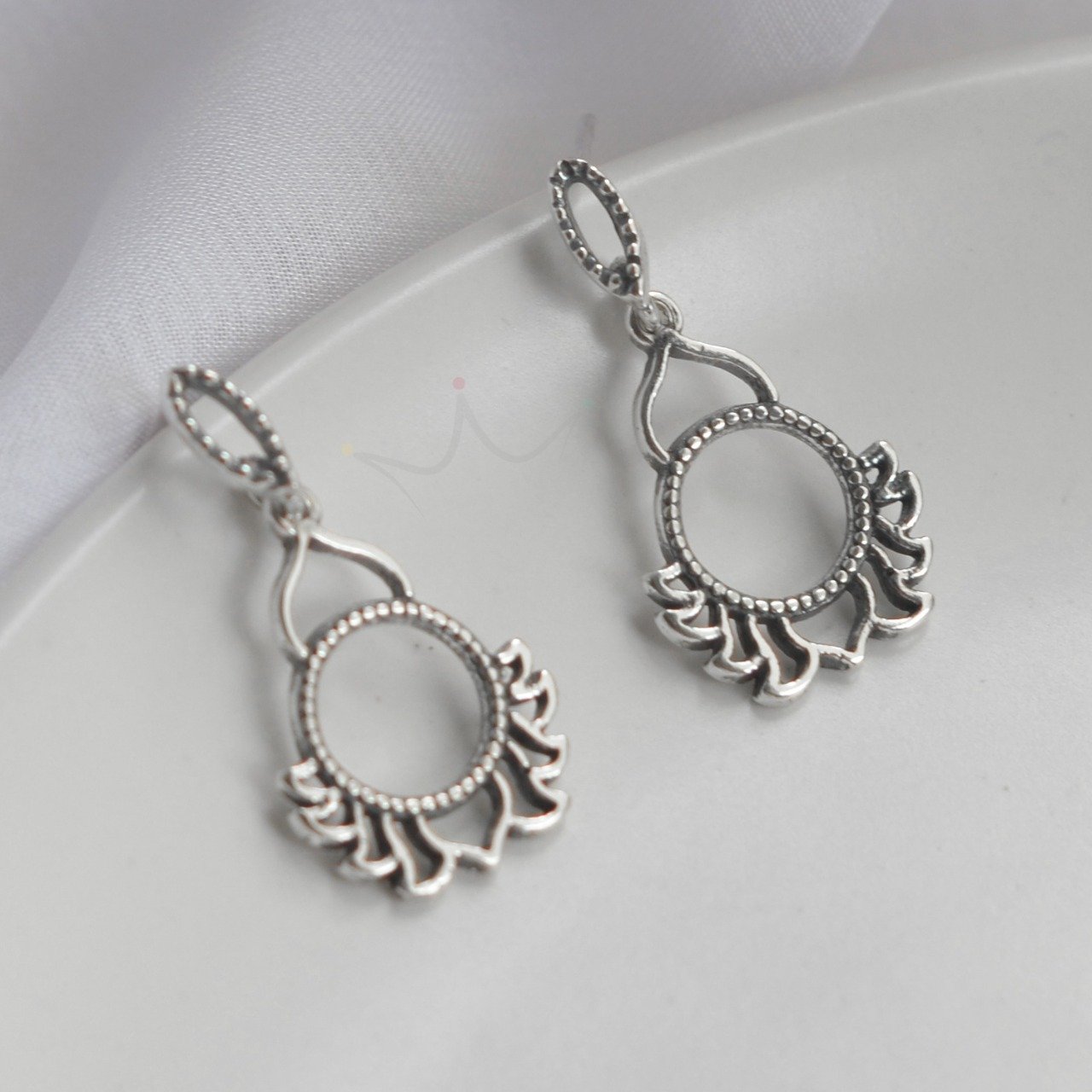 Brinco Circulo Pendente Decorado - Prata Brinco Circulo Pendente Decorado - Prata