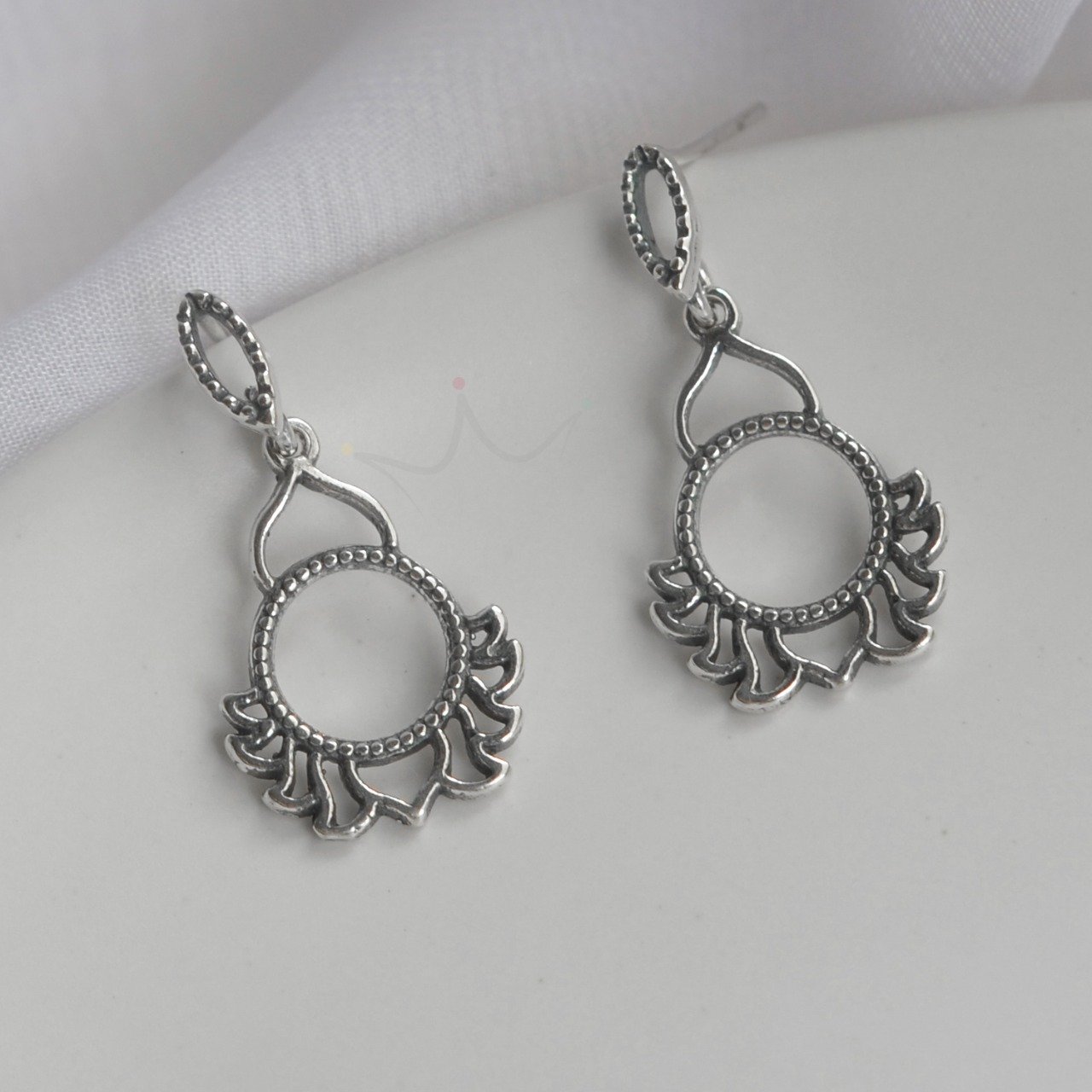 Brinco Circulo Pendente Decorado - Prata Brinco Circulo Pendente Decorado - Prata