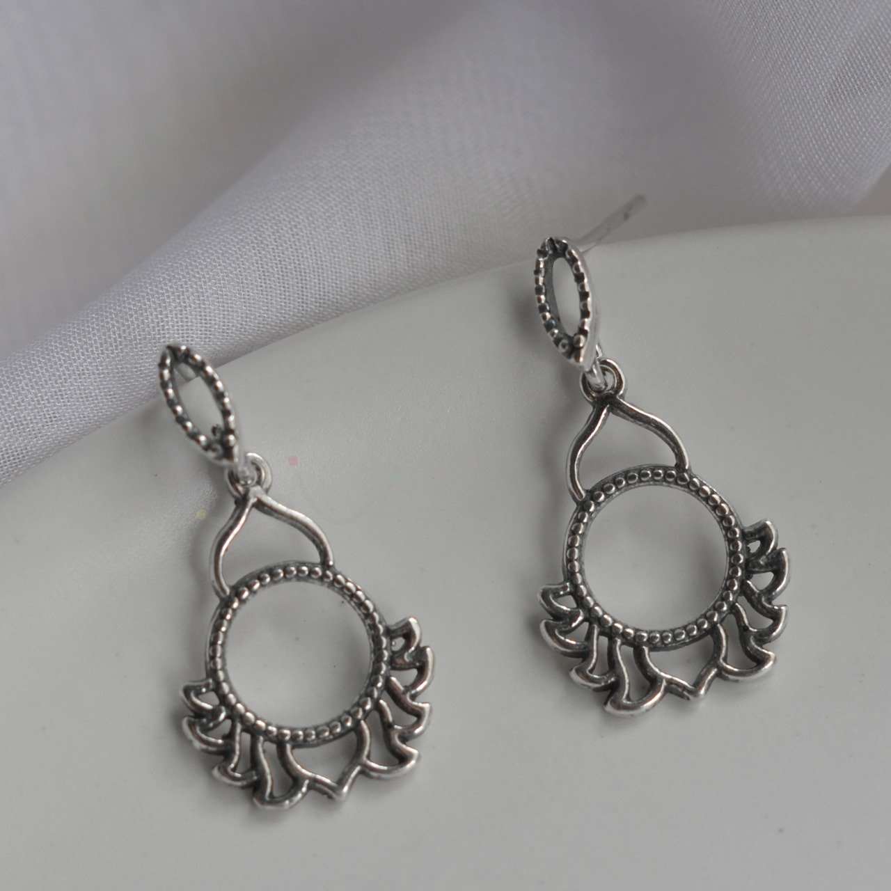 Brinco Circulo Pendente Decorado - Prata Brinco Circulo Pendente Decorado - Prata