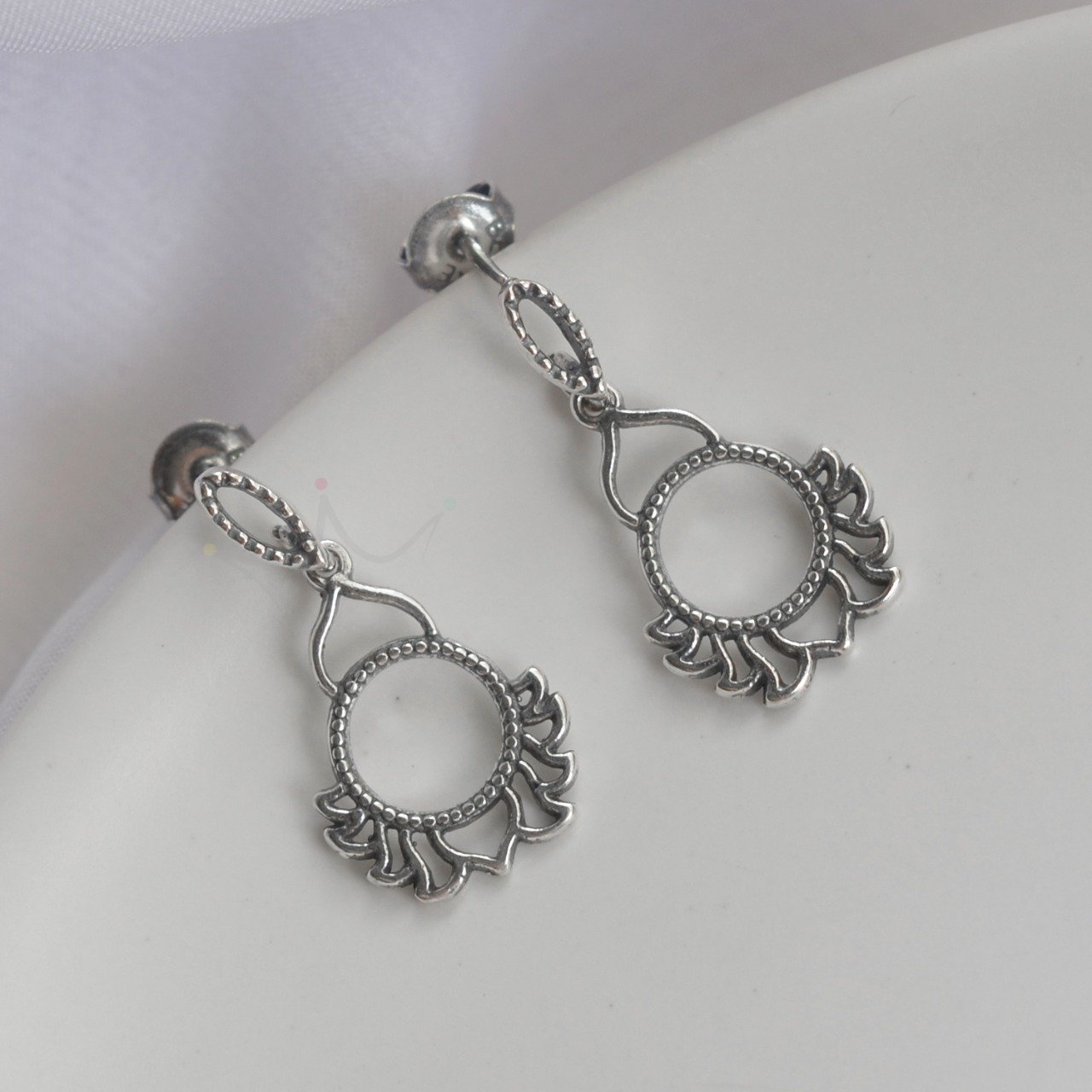 Brinco Circulo Pendente Decorado - Prata Brinco Circulo Pendente Decorado - Prata