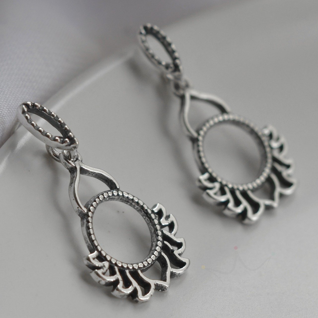 Brinco Circulo Pendente Decorado - Prata Brinco Circulo Pendente Decorado - Prata