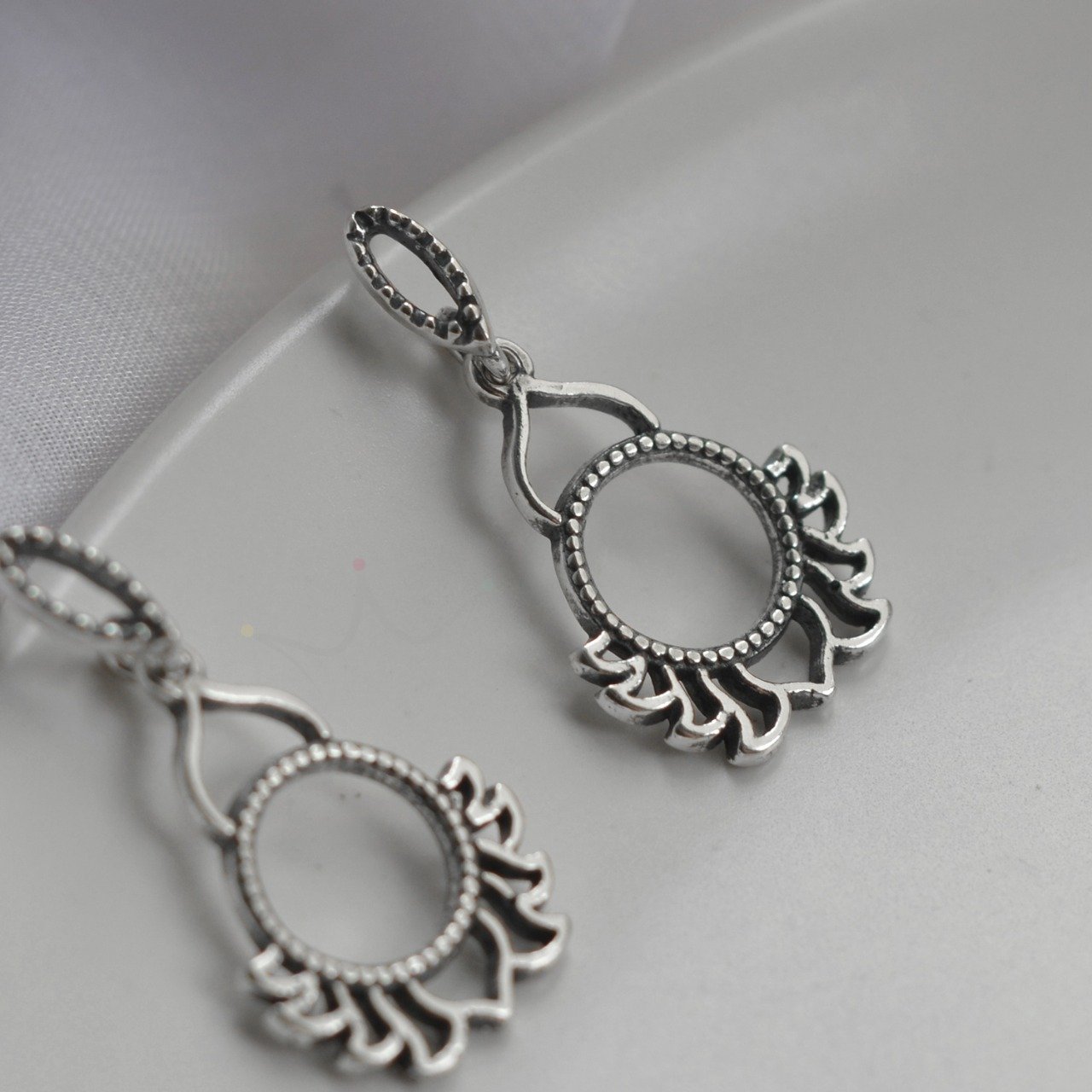 Brinco Circulo Pendente Decorado - Prata Brinco Circulo Pendente Decorado - Prata