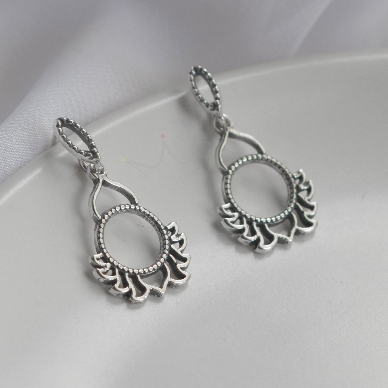 Brinco Circulo Pendente Decorado - Prata Brinco Circulo Pendente Decorado - Prata