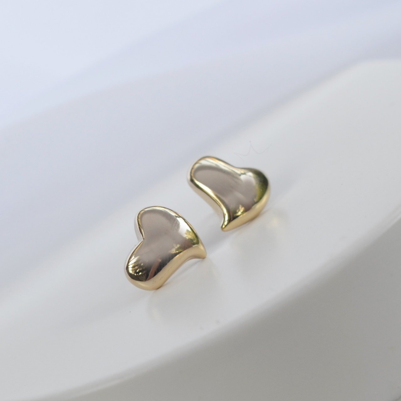 Brinco Coração Liso Orgânico - Semijoia Brinco Coração Liso Orgânico - Semijoia