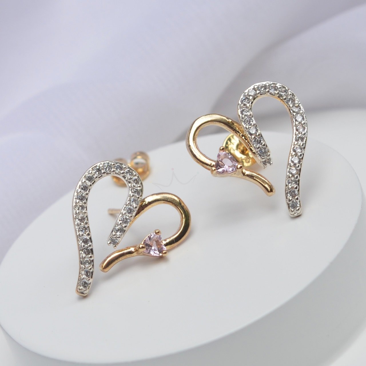 Brinco Corao Metade Cravejado Zircnia (Cores) - Semijoia