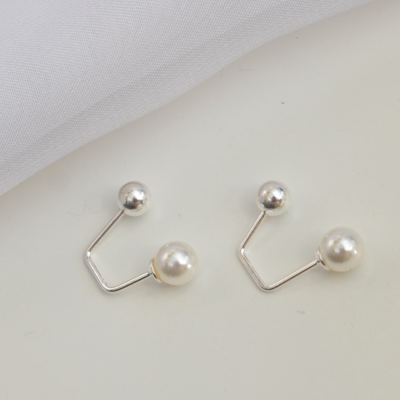 Brinco Duplo Bolinha e Perola Pendente- Prata Brinco Duplo Bolinha e Perola Pendente- Prata