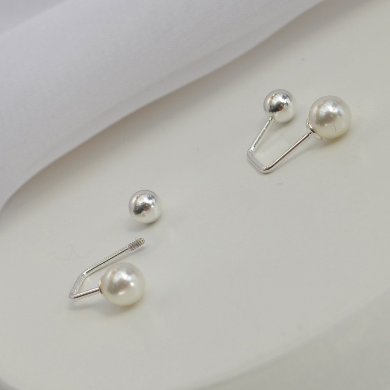 Brinco Duplo Bolinha e Perola Pendente- Prata Brinco Duplo Bolinha e Perola Pendente- Prata